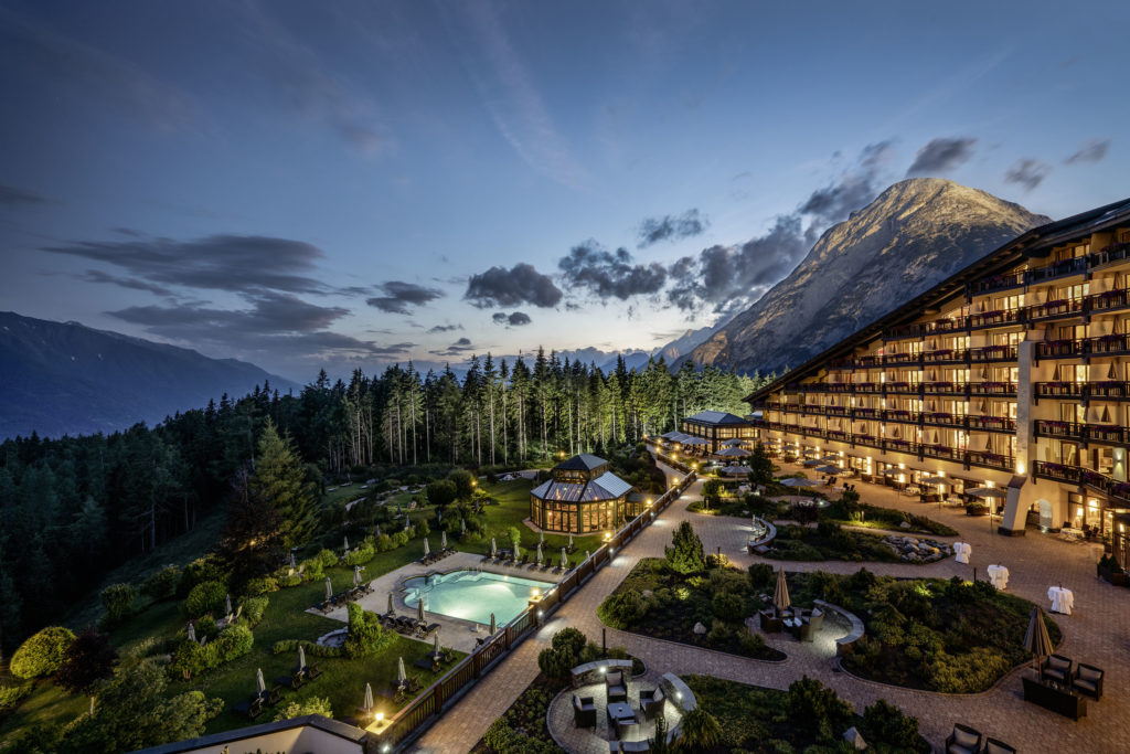 Interalpen Hotel Tyrol in Österreich bei Dämmerung