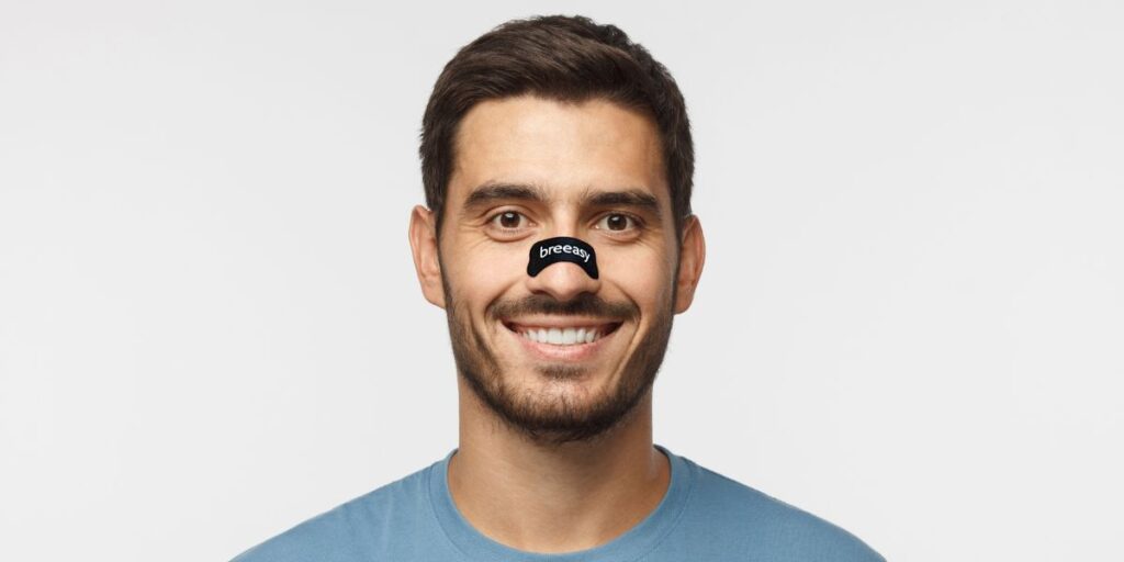 Mann mit breeasy Nasenstrips