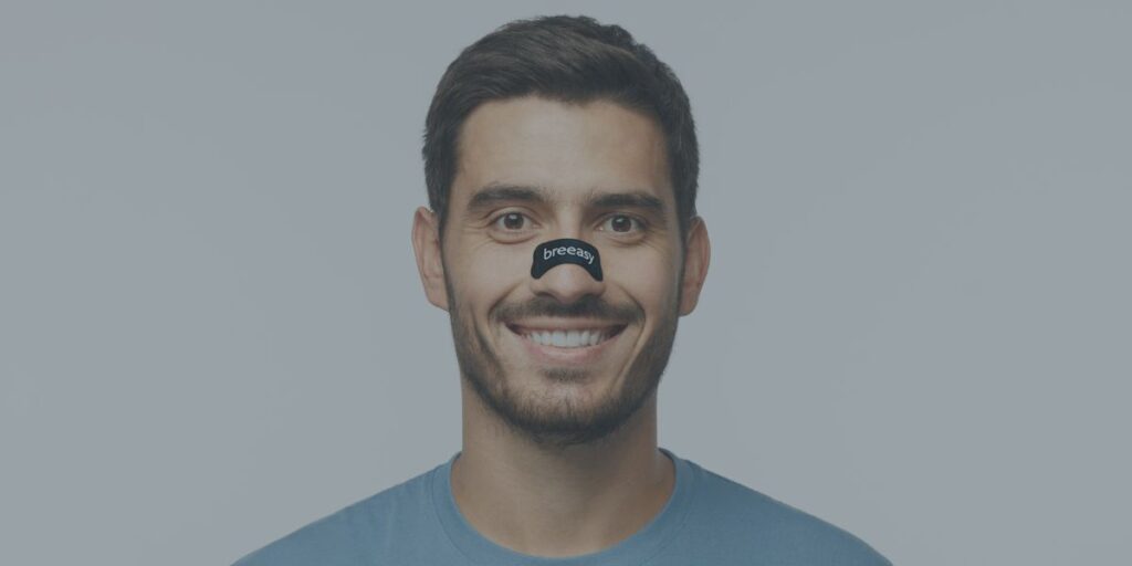 Mann mit breeasy Nasenstrips