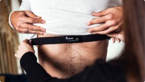 HRV Messung mit Brustgurt beim Mann